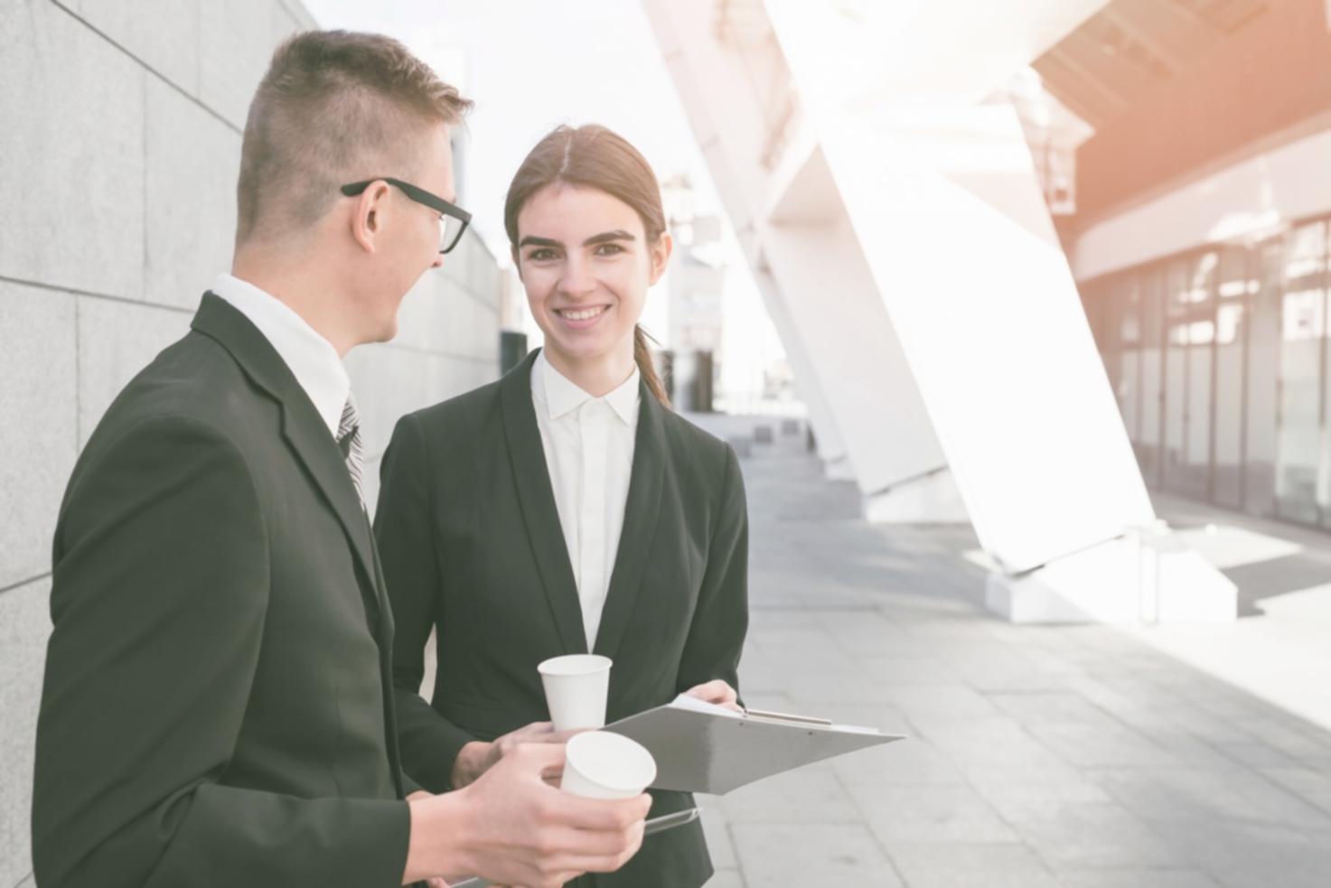 Vista aérea de documentos financeiros e calculadora sobre secretária organizada