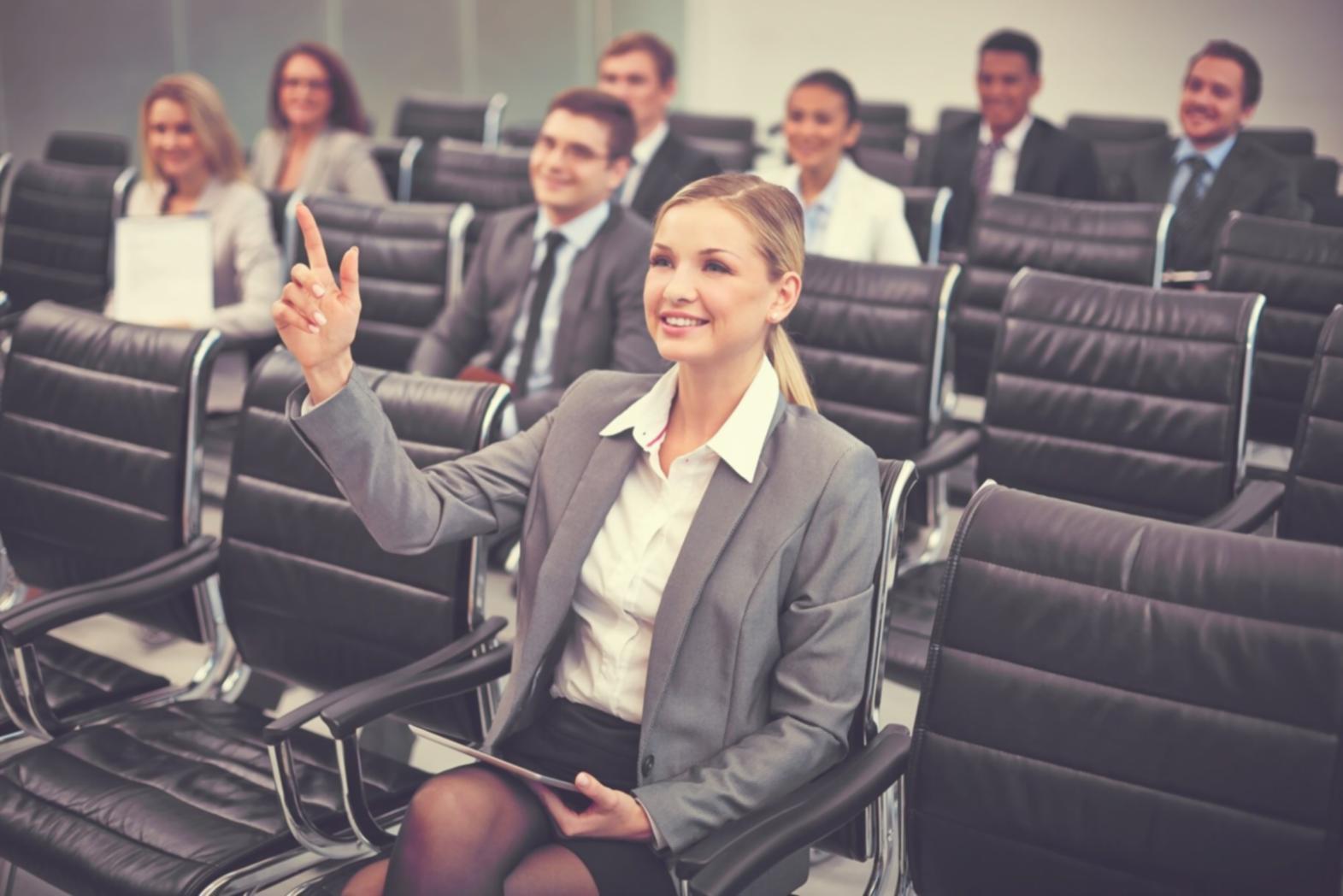 Mesa de trabalho com planeamento financeiro e documentos organizados