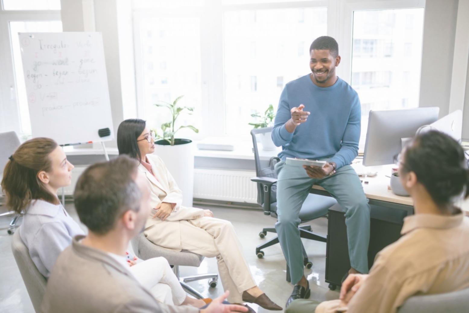 Espaço de trabalho organizado com documentos e planeamento mensal visível