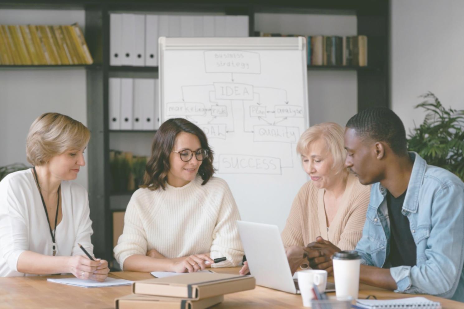 Close-up de calendário de parede com notas e marcações financeiras