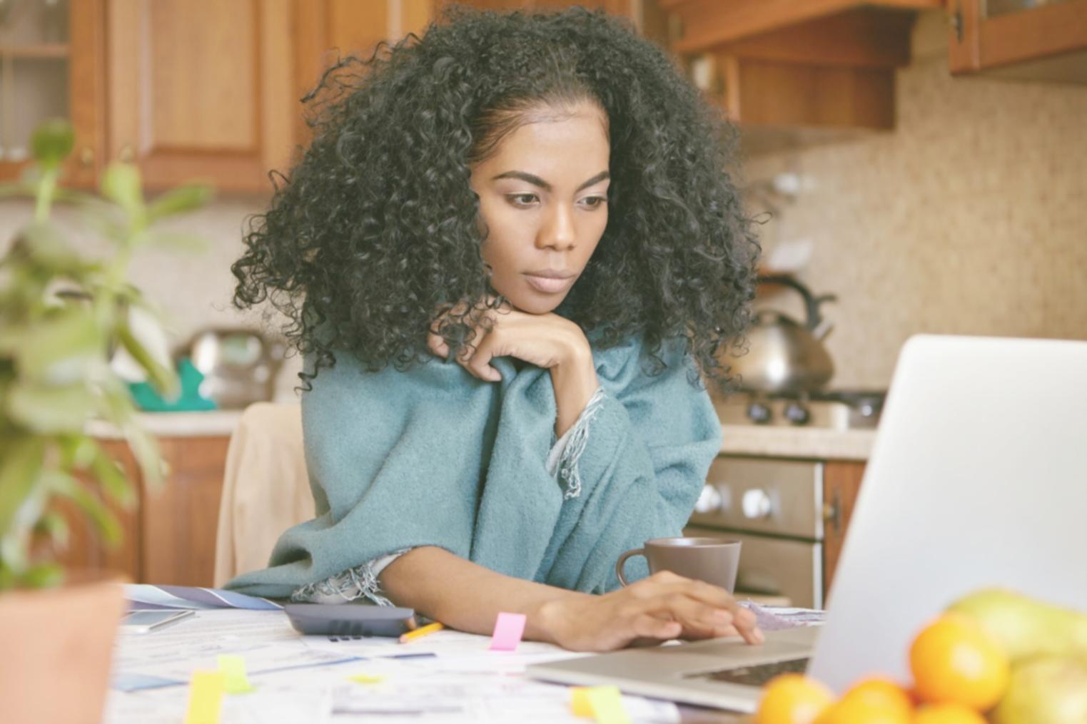 Família a rever documentos financeiros em ambiente descontraído